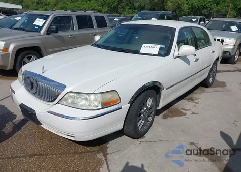 2003 Lincoln Town Car Cartier z USA, uszkodzony, nr VIN 1LNHM83WX3Y635492